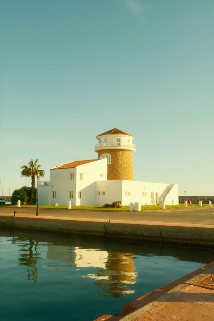 Faro en el Puerto Deportivo Almerimar durante un día soleado