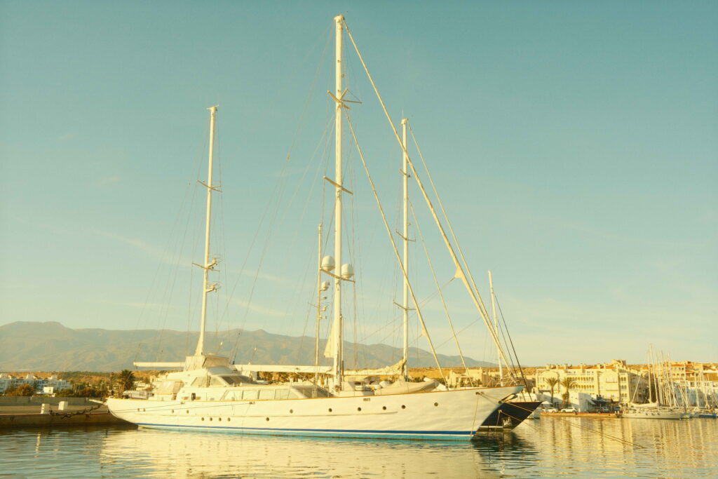 Barco en el Puerto Deportivo Almerimar durante un día soleado