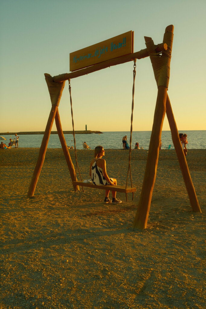 Columpio de madera en la playa de Almerimar