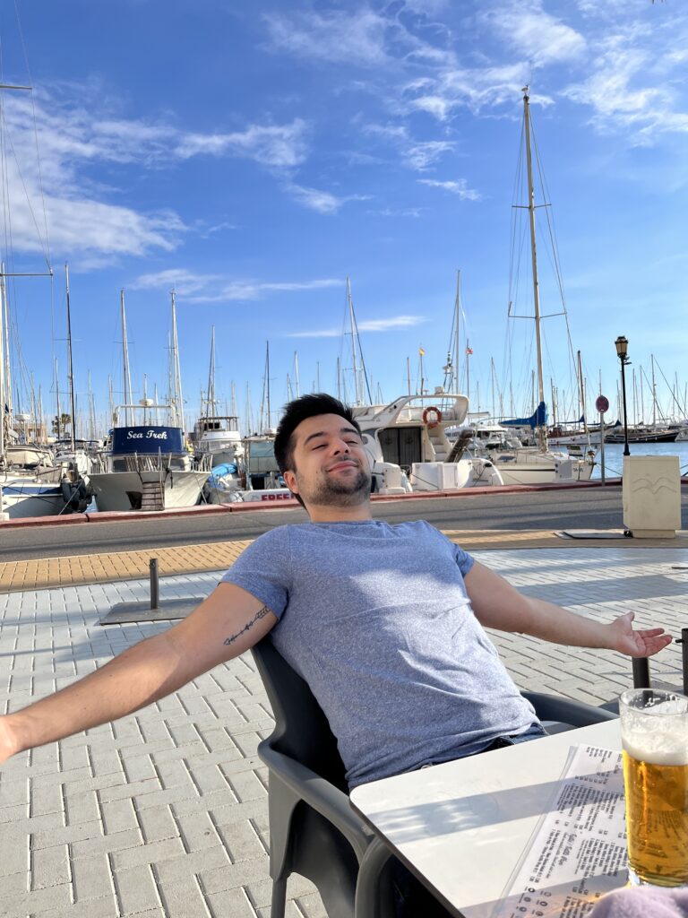 Disfrutar de una tapa junto al mar en un día soleado.